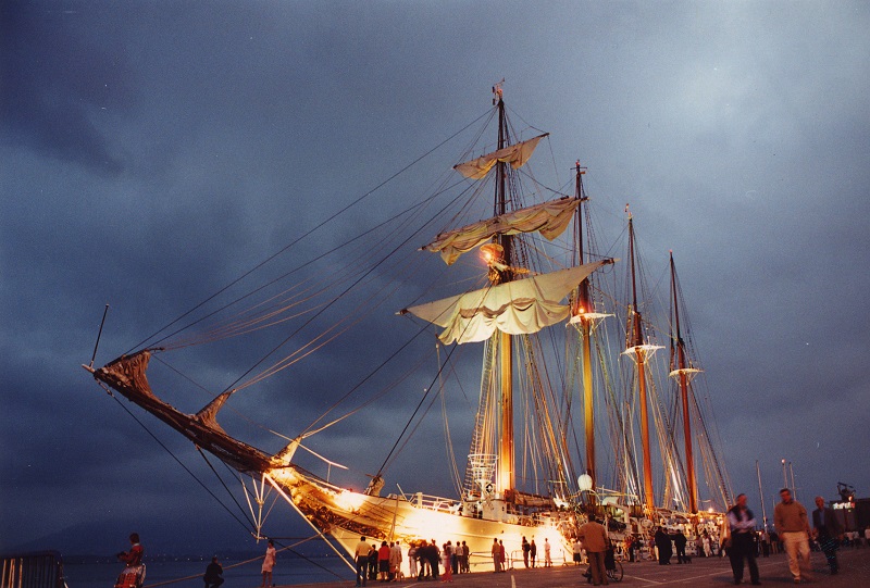 The ‘Juan Sebastián de Elcano’ at night